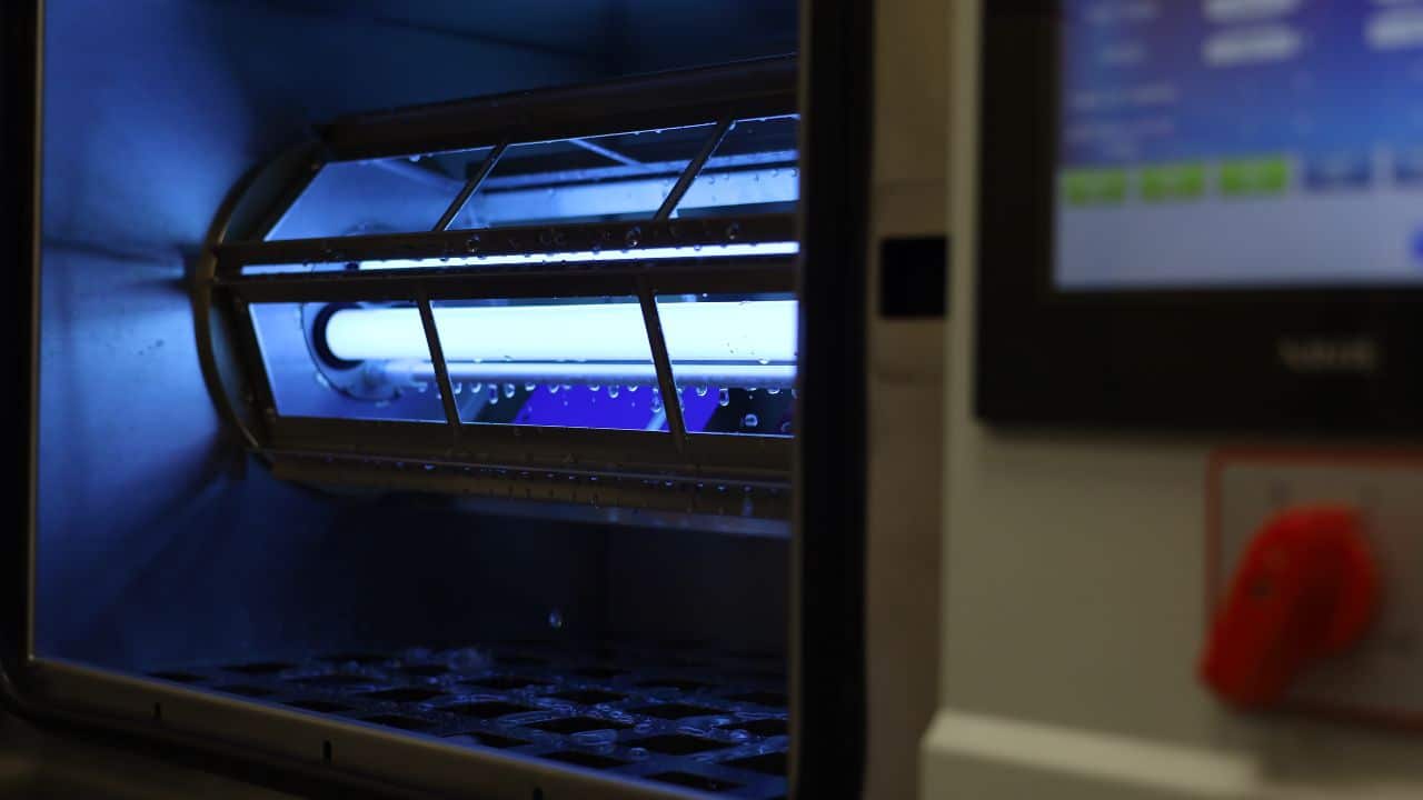 Camera UV per invecchiamento accelerato: SAUV852 SAMA Tools 1 Interno camera UV SAUV852 con lampada UV accesa e gocce d'acqua sui campioni durante test di invecchiamento accelerato